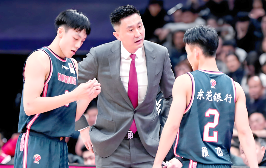 关于广州队发布备战花絮，赛前防线松动，CBA常规赛任务艰巨，团队化学反应显著的信息