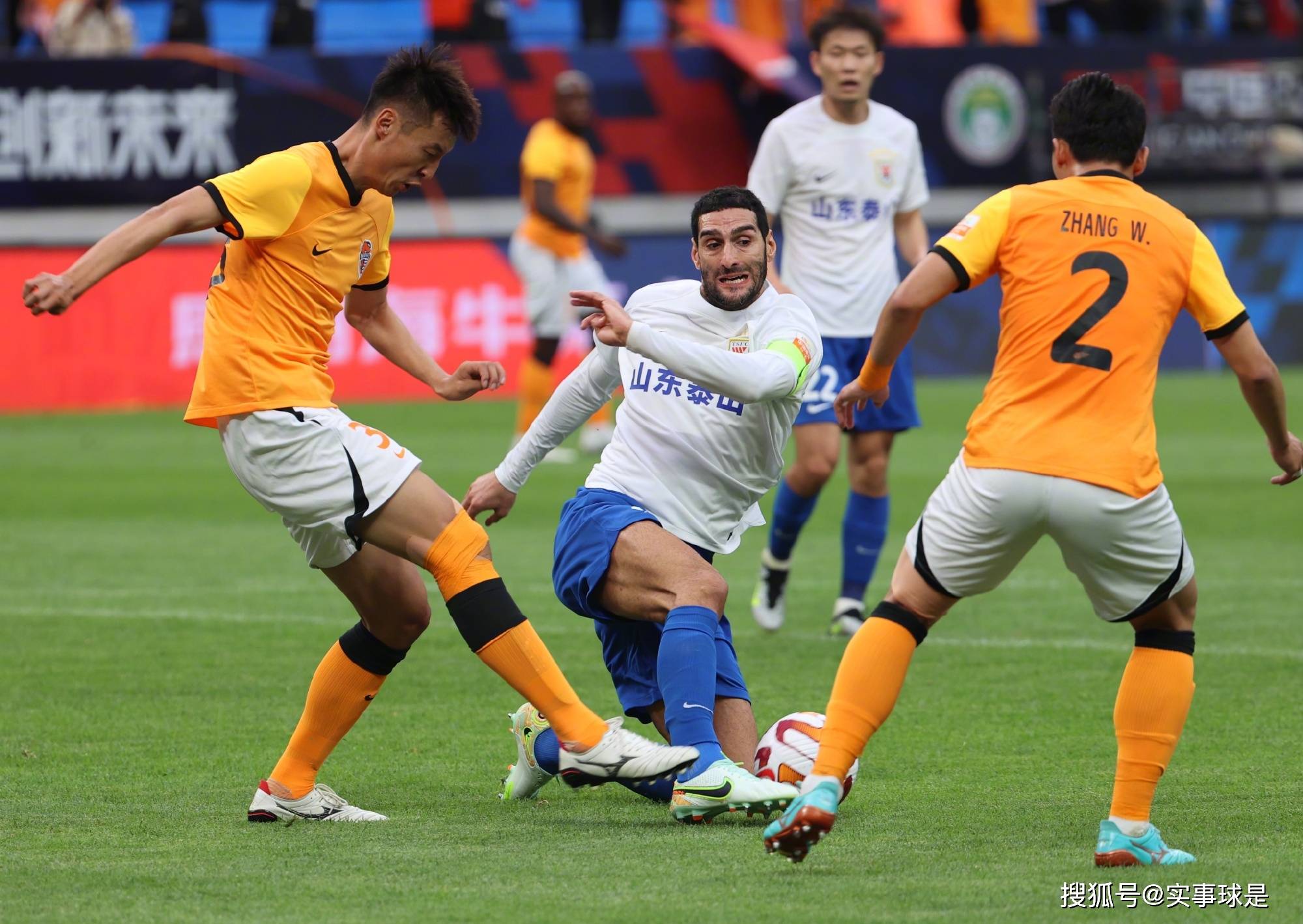 国际比赛日纽卡斯尔调整名单以备国王杯，官宣签约环节打磨，压力陡增，资深球员宣示担当的简单介绍