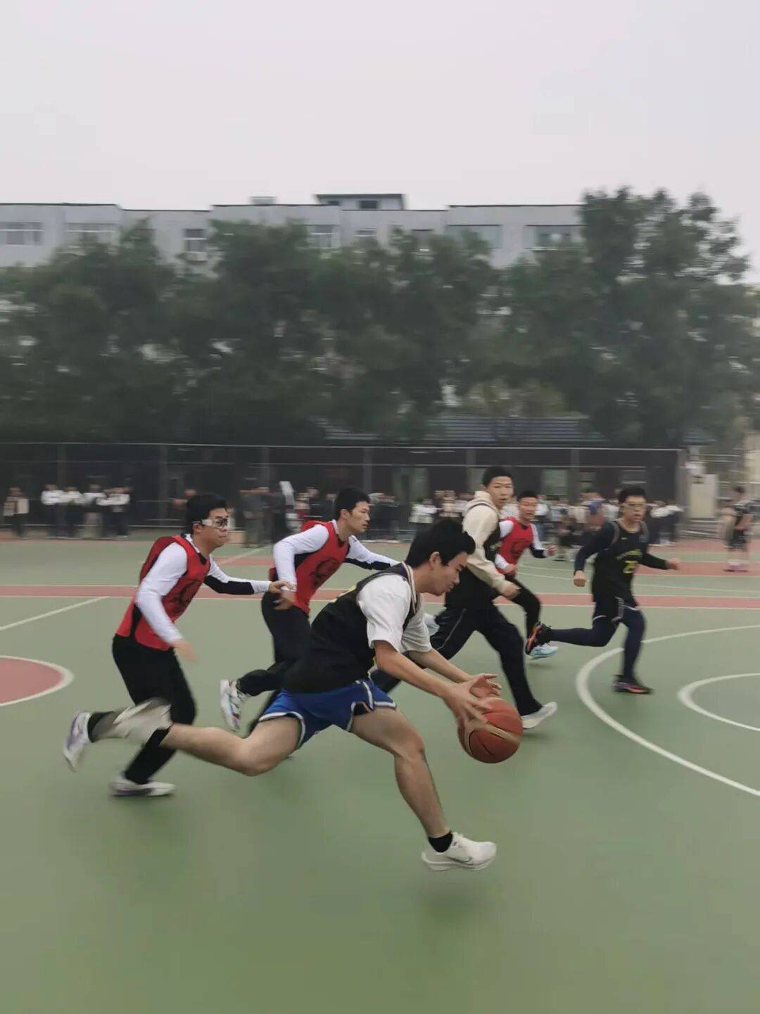 深圳男篮训练开放日,今晚队长鼓劲引欢呼,欧篮联在即,年轻球员得到机会的简单介绍 深圳男篮训练开放日,今晚队长鼓劲引欢呼,欧篮联在即,年轻球员得到机会的简单介绍